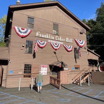 Franklin Cider Mill - Yep, this is the place! - Donuts Near Me - Bloomfield Hills, Michigan