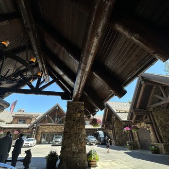 The Ritz-Carlton, Bachelor Gulch - Valet area - Hotels Near Me - Avon, Colorado