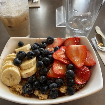 Moena Café - Açaí bowl - Cafes Near Me - Honolulu, Hawaii
