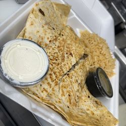 Sol y Luna Cal Mex Food - Chicken quesadilla