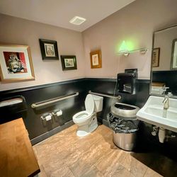 575 Miishien - Restroom