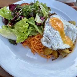Gaststätte Stadtwaldhaus - Rohkostplatte Stadtwaldhaus - Allerlei Salate mit Bratkartoffeln & Spiegelei