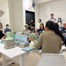 Manhattan Mandarin - We had a special guest Carol Yu read her wonderful children's book!