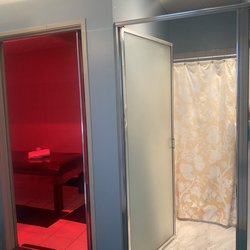 Ventura Massage Day Spa - Body scrub room and shower room