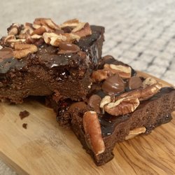 Inny's Bake Shop - Keto Salted Caramel Pecan Brownies are the yummiest solution to your sweet tooth! Chocolate-y, rich, and fudgy.
