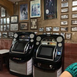 Bar San Miguel - Múltiple jukebox and plenty of classic golden era cinema folks