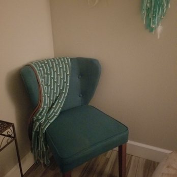 Just Relax Salon & Spa - Comfy chair, relaxing background music. Don't mind the clay on the massage table, I took photos after I had my seaweed clay treatment. - Massage Near Me - Lompoc, California