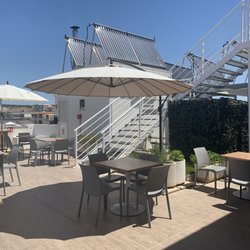 Alma di Alghero Hotel - Outdoor seating. Stairs lead up to the pool.