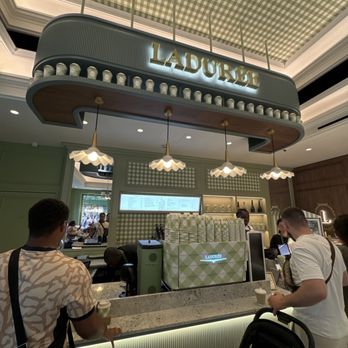 Ladurée - Clean atmosphere - Macarons Near Me Ladurée - Clean atmosphere - Macarons Near Me