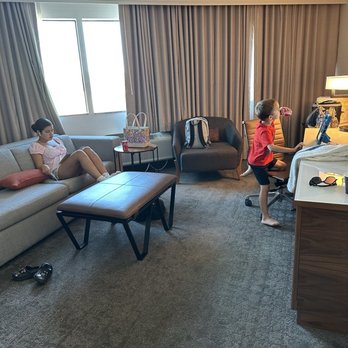 DoubleTree by Hilton Fullerton - Hotels Near Me - Fullerton, California