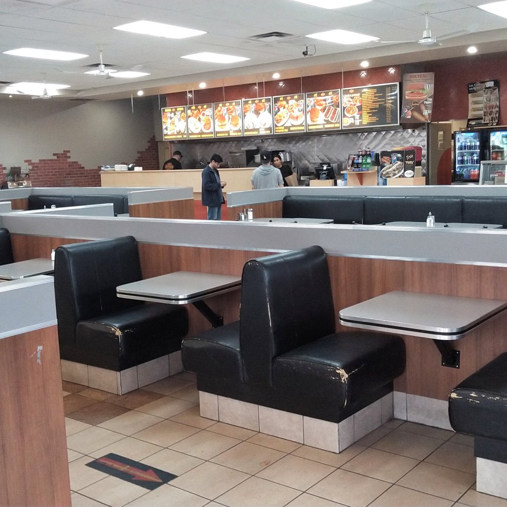 Jumbos Restaurant - There are even more booths behind me, toward the windows.  It's big and has plenty of seating once inside. - Fast Food Near Me - Lachine, Quebec