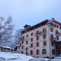 Hôtel Aiguille du Midi - From the larger parking lot on Route des Bessons (D243).