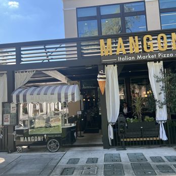 Mangoni - Little gelato stand on the exterior - Pizza Near Me - Winter Garden, Florida