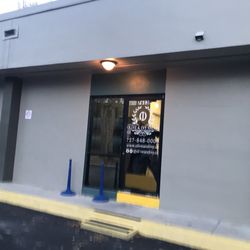 Olive & Ivy Salon - Entrance at the back of the building. (For those who have difficulty climbing the step you can go through the front door.)