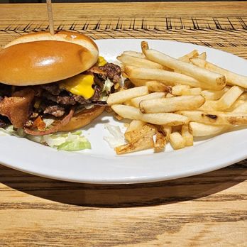 Ruby Tuesday - Smashburger with Bacon and Fries - American Near Me - Orange Park, Florida