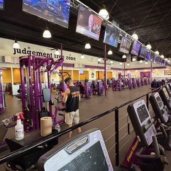 Planet Fitness - Lots of TV monitors - Gyms Near Me - Tustin, California