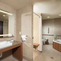 The Broadway Columbia - a DoubleTree by Hilton Hotel - Guest room bath