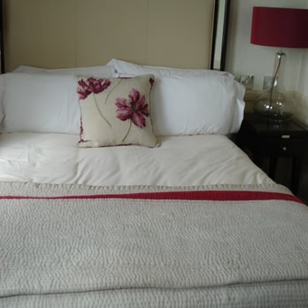 The Bristol - 1st room: grubby bespread - Hotels Near Me - Bristol, BST
