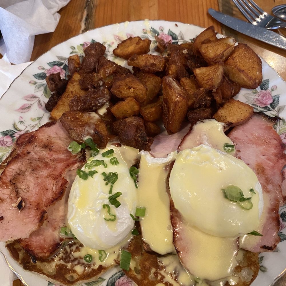 Sammy’s Bullfrog Cafe - Eggs Benedict with well done home fries! - Breakfast & Brunch Near Me - Harleysville, Pennsylvania