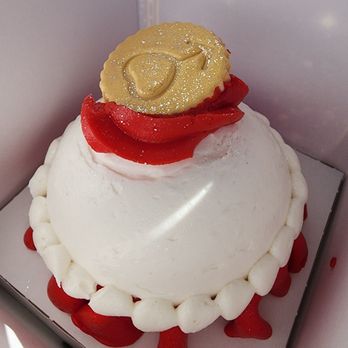 Universal Studios Hollywood - Mystery Sailor Moon cupcake , this was a vanilla cupcake with strawberry filling. - Amusement Parks Near Me - Universal City, California Universal Studios Hollywood - Mystery Sailor Moon cupcake , this was a vanilla cupcake with strawberry filling. - Amusement Parks Near Me - Universal City, California