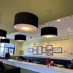 Chicken Salad Chick - Dining area
