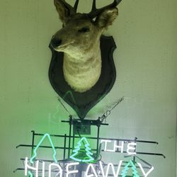 Hideaway - Entrance greeting