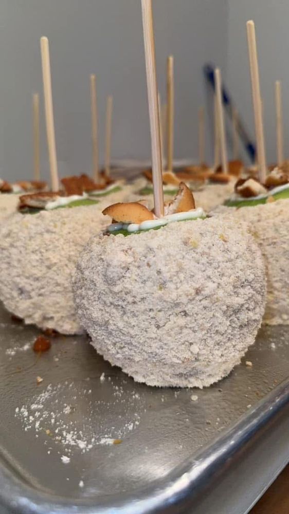 Macy Lou's Gourmet Apple Logo