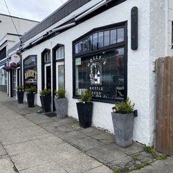 Molly's Bottle Shop - Outside