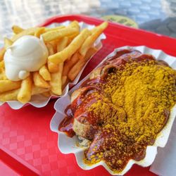 Worscht Kalle - BratCurry mit Pommes & Mayo 5,30€