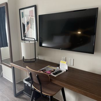 Hotel Willo - Tv and desk - Hotels Near Me - Vancouver, British Columbia