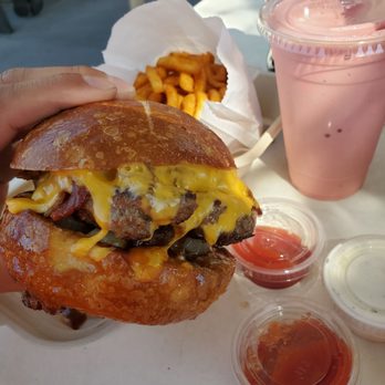Phyllis' Giant Burgers - Bbq bacon burger *breathes heavy* - Burgers Near Me - San Rafael, California Phyllis' Giant Burgers - Bbq bacon burger *breathes heavy* - Burgers Near Me - San Rafael, California