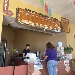 Tacos El Tapatio - The lovely staff.