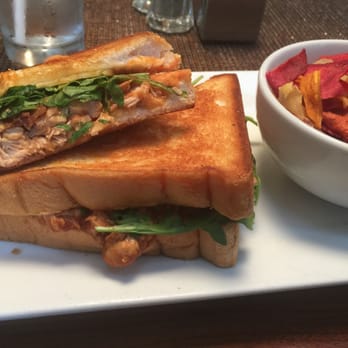 Centennial Café - chicken sandwich with veggie chips - Cafes Near Me - Dallas, Texas