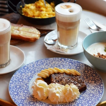 Brunch & Cake - Banana bread, lattes, yogurt with granola and fruits, eggs with potato in the back - Breakfast & Brunch Near Me - Barcelona, B