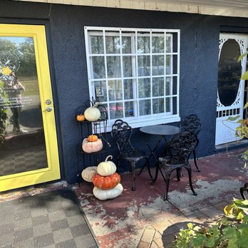 Teas Your Spirits - Cute front porch area - Tea Rooms Near Me - Hilliard, Ohio