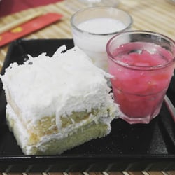 Tan Thahn - Ecco il tris di dolci della casa:gelatina di ananas e cocco,Tab Tim Grop, castagne d'acqua con latte di cocco torta di pan di spagna e cooco