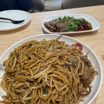 88 Bao Bao - Shanghai style chow mein with beef and marinated beef shank - Dim Sum Near Me - Lathrop, California 88 Bao Bao - Shanghai style chow mein with beef and marinated beef shank - Dim Sum Near Me - Lathrop, California