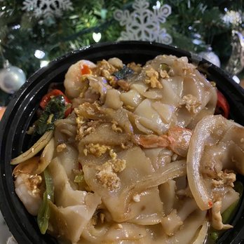 Sup Thai Kitchen - Shrimp Drunken Noodles and my Christmas tree - Thai Near Me - Fresh Meadows, New York Sup Thai Kitchen - Shrimp Drunken Noodles and my Christmas tree - Thai Near Me - Fresh Meadows, New York