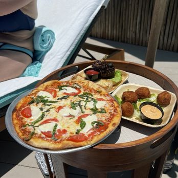 Bungalows Key Largo - Poolside snacks - Resorts Near Me - Key Largo, Florida