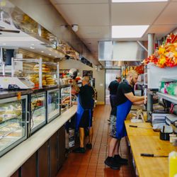 DM621 - Workers behind the counter