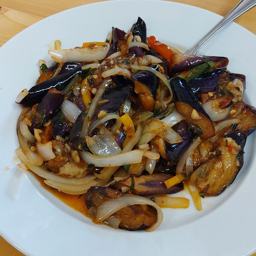Hong Mère - Aubergines sautés au basilic - Chinese Near Me - Verdun, Quebec Hong Mère - Aubergines sautés au basilic - Chinese Near Me - Verdun, Quebec