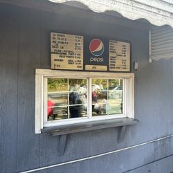 B's Barbecue - Pickup window As I said, not fancy, but good.