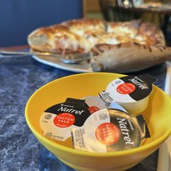 Pizzeria le Grand Constant - Butter with pizza