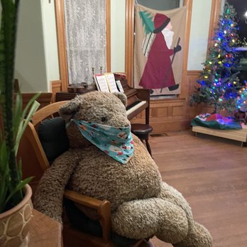 The Hugging Bear Inn & Shoppe - Living room area - Hotels Near Me - Chester, Vermont The Hugging Bear Inn & Shoppe - Living room area - Hotels Near Me - Chester, Vermont