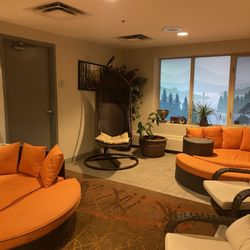 Coast Hillcrest Hotel - The lounge area with sauna, steam room and hot tub.