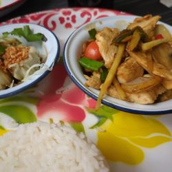 Mommy Thai - Cute little place. Nice lunch special.