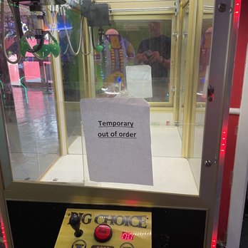Funplex - Empty crane game - Amusement Parks Near Me - Houston, Texas