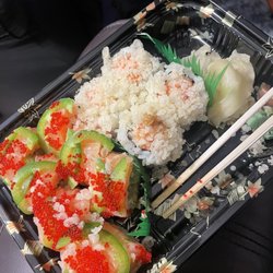 Asian Fusion - Lemon salmon & spicy tuna roll with crunch