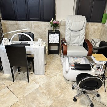 Diva-tude - Tech Station - Nail Salons Near Me - Chicago, Illinois