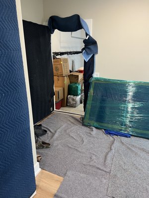 8 movers 2 26ft truck 

Same day loading and unloading in St.Joesph MI - Fully packed 2 26ft truck loaded and unloaded to townhome with 3 floors. 

One day move completed with 8 movers 

Loaded from 3 different location
